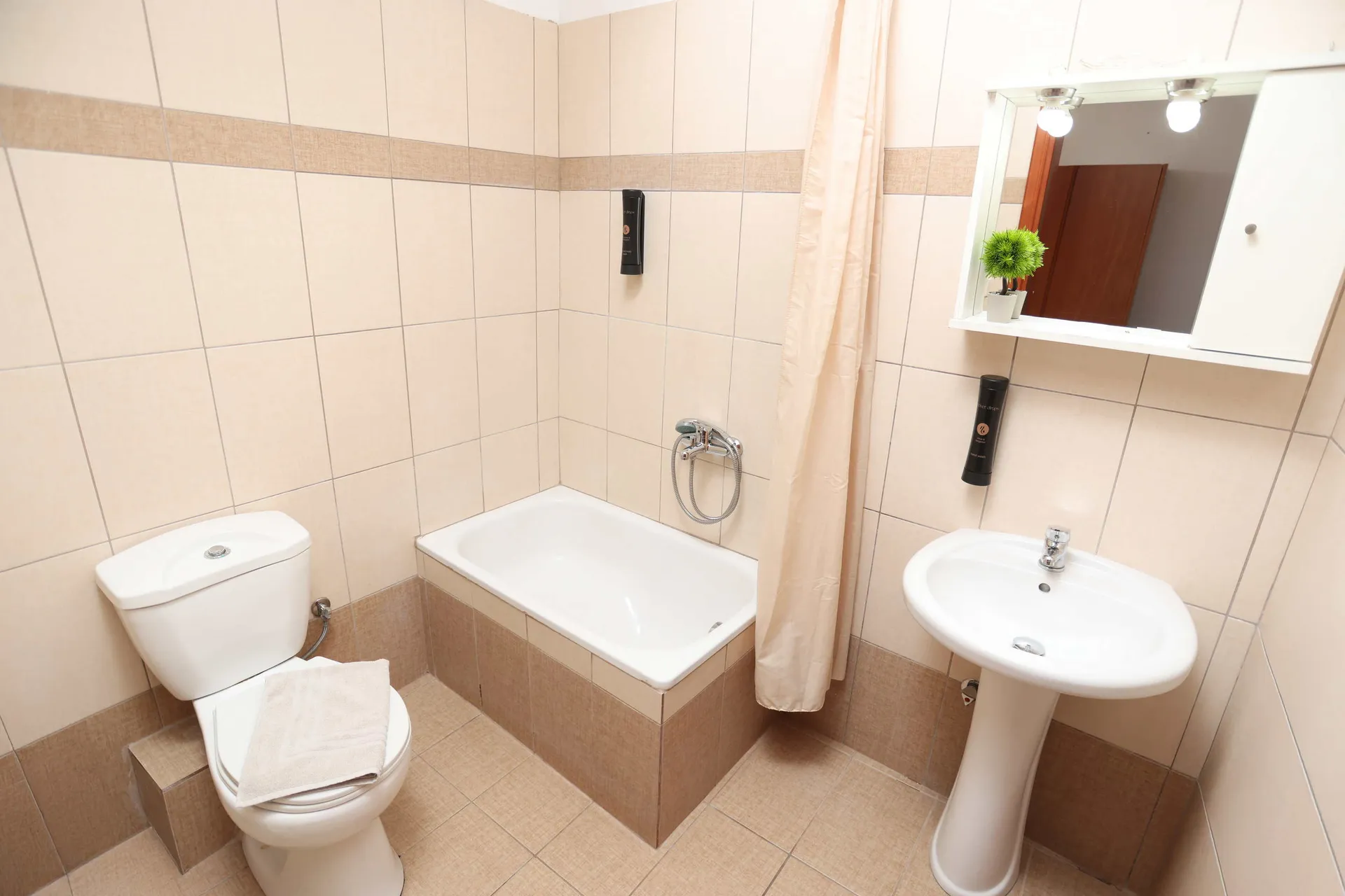 Tiara Holidays - Gregory Apartments - One Bedroom Family Apartment - bathroom